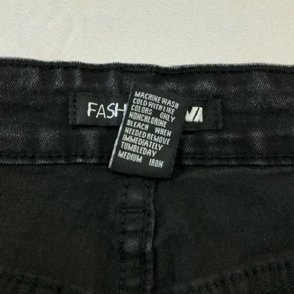 Fashion Nova Women/Junior Black Hole in both Knees Skinny Denim Jeans, sz 13/14